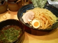 「しょうゆつけ麺（大盛）（卓上調味料:玉ネギみじん切り2・かつお粉」@つけめん 麺屋 はぐれ星の写真