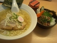 「塩ラーメン+日替わりミニランチ丼（650円+200円）」@らあめん工房 まんぼぉの写真