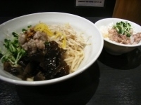 「油そば（790円）+半肉めし（160円）」@拉麺研究所 香の写真