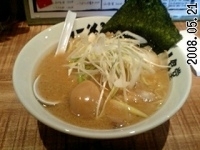 「ねぎ玉チャーシューめん（760円）」@春日部 ラーメンミドリ食堂の写真
