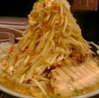 「らーめん+大盛+野菜ダブル」@らーめん 凌駕の写真