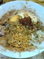 「特製まぜそば+無料トッピング全部」@ジャンクガレッジ 東大宮店の写真