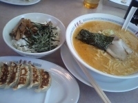 「味噌ラーメン+チャーシュー丼セット（409円+420円）」@幸楽苑 若松店の写真