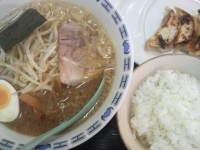 「ラーメンセット（味噌）￥750（ラーメン+餃子+半ライス、コーヒ」@元祖屋台とんこつラーメン 豚とんの写真