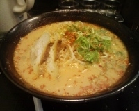 「醤油豚骨ピリ辛ラーメン@替え玉」@ラーメン四天王 東池袋店の写真