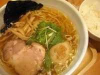 「ランチサービス塩（餃子3個ごはん）800円+たまご100円」@ら〜麺 もぐやの写真