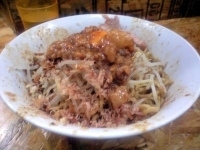 「まぜそば大盛り 全部（850円）」@ジャンクガレッジ 東大宮店の写真