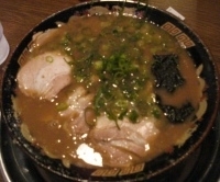 「とんこつラーメン+ギョーザ」@無鉄砲 大阪店の写真