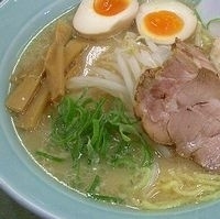 「とんこつ正油らーめん」@らーめん専門 旨麺 こむぎやの写真
