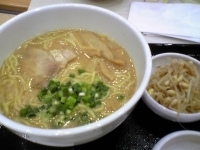 「豚骨醤油ラーメン700円」@朱鶏麺の写真