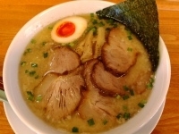 「とんこつらーめん白￥650（ アブラ多め）+チャーシュー￥300」@らーめん ぶるてり屋の写真