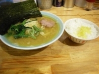 「らーめん（650円）+ごはん小（100円）」@洞くつ家の写真