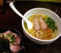 「白湯らーめん+鶏めし」@鶏の穴の写真