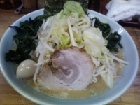 「ラーメン豚骨味噌（中盛り、味薄め、麺硬め）+もやし+ほうれん草」@横浜ラーメン 湘家 前橋店の写真