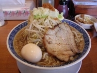 「ふじ麺（中盛300g）+味玉+メンマ+魚粉」@常勝軒 伊勢崎総本店の写真