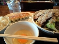 「新とんこつ+ご飯+餃子（700円+100円+300円）」@らぁめん大山 富士本店の写真