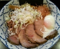 「温玉油そば チャーシュー」@兎に角 松戸店の写真