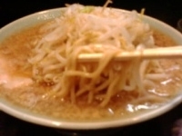 「豚入りラーメン（野菜・ニンニク）700円」@ラーメン 新橋店の写真