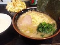 「中盛ラーメン（硬め）+キャベチャ+ライス」@雷家の写真