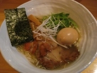 「らーめん(塩)+味染卵」@麺処 きせきの写真