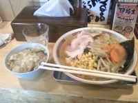 「まるしゅうラーメン+炒め野菜+ランチサービスのミニ丼（無料）」@味噌蔵らーめん まるしゅうの写真