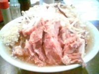 「ブタ入りラーメン+やくみ（タマネギ）+ヤサイ・ニンニク・アブラ増」@にかいやの写真