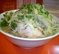 「ラーメン豚入り（ヤサイ、ニンニク、ネギ） 700円」@ちばからの写真