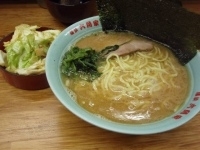 「中ラーメン（硬め）+キャベチャー」@六角家 六角橋本店の写真