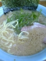 「ラーメン（￥600）+中盛（￥100）+くきわかめ（￥100）」@まこと家の写真