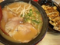 「ラーメン+ピリ辛餃子（600円+250円）」@ラーメン横綱 千葉ニュータウン店の写真