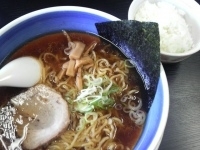 「特選正油ラーメン￥650+ライス（ランチサービス）」@らーめん喰心坊の写真