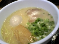 「醤油ラーメン+ライス+味玉」@朱鶏麺の写真