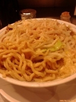 「ラーメン+魚粉 ヤサイチョイマシニンニクダブルアブラ（600円+」@らーめん大 蕨店の写真