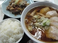 「チャーシュー麺（手打ち麺）・もつ焼きセット・半ライス御代わり（1」@清華軒の写真