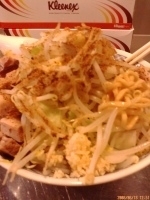 「ラーメン（大盛+小間切れ豚+魚粉 ヤサイニンニクアブラ） 600」@らーめん大 本郷店の写真