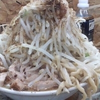 「らーめん（ヤサイダブル・にんにく・アブラ）+魚粉」@ジャンクガレッジ 東大宮店の写真