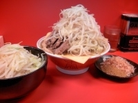 「豚入り大ラーメン 900円 魚粉ミックス 100円 チーズ 10」@ラーメン 麺徳 東陽町店の写真