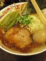 「味玉らーめん（850円）・大盛り（100円）」@七志 とんこつ編 高田馬場店の写真