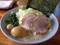「ラーメン（豚骨塩）+中盛+キャベツ+味玉」@横浜ラーメン 湘家 前橋店の写真