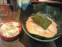 「チャーシュー麺（中盛、味濃い目、麺かため、油多め）、トッピング（」@六角家 十日市場店の写真