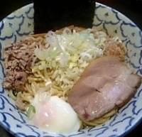 「温玉油そば 800円」@兎に角 松戸店の写真