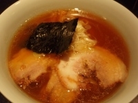 「醤油らぁめん」@支那そばや 新横浜ラーメン博物館店の写真