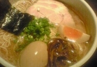 「つきまるラーメン+煮玉子+紅辛小鉢」@ラーメン厨房つきまるの写真