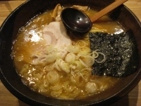 「醤油らーめん大盛（同額）+焼餃子+ご飯」@つけ麺屋 両国ごんろく 水道橋店の写真