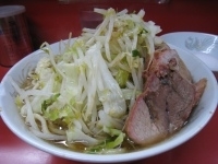 「小豚 700円 （やさいW、にんにく、カラメ） + 生卵 50円」@ラーメン二郎 環七一之江店の写真