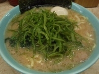 「中盛ラーメン（硬め）+味玉+茎わかめ（クーポン）」@川崎家 榎町店の写真