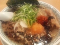 「黒肉そば（赤肉玉）<メンバリ>@880円、手作り杏仁豆腐@100」@源蔵ラーメン 青戸店の写真