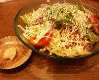 「冷やしサラダらーめん870円（ぱどクーポンにて670円）&ニンニ」@越後秘蔵麺 無尽蔵 かしわ家の写真