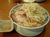 「ふじ麺 辛みそ入り（中盛り）+魚粉&ふじ麺+魚粉」@常勝軒 伊勢崎総本店の写真