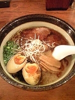 「10周年記念 正油ラーメン 匠 + 味付玉子」@らーめん てつや 東京高円寺店の写真